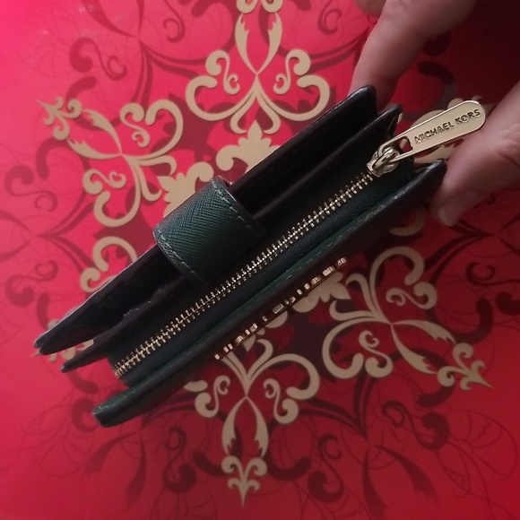 Michael kors Green Wallet - Picture 14 of 14